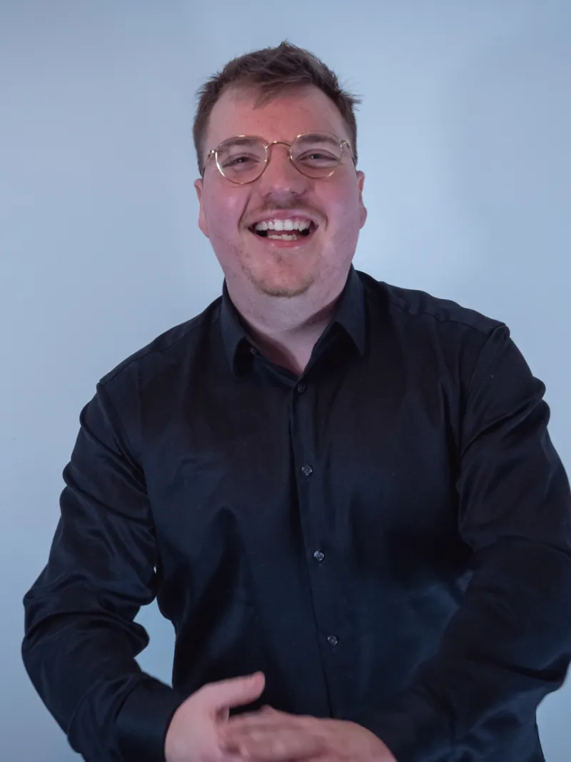 Bryan, Inhaber und Gründer von Bryan Productions, Experte für Schnitt und Videografie